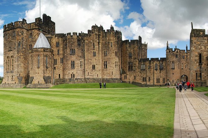 1 Day Alnwick Castle, Holy Island & Scottish Borders - Alnwick Castle: Hogwarts scenes with real time to roam