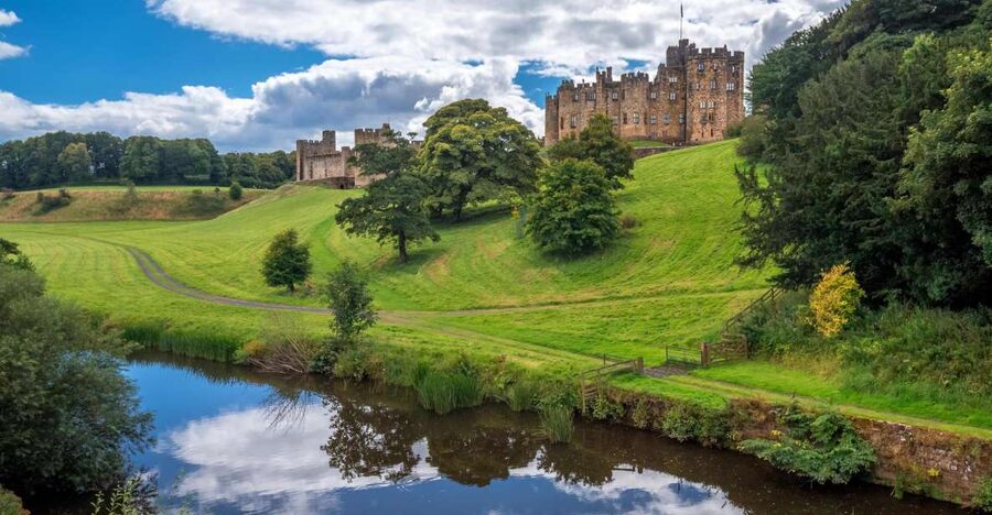 Alnwick Castle and Scottish Borders Tour from Edinburgh - Guide style, audio help, and why pacing feels good
