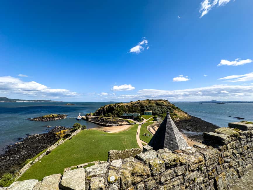 Boat trip and guided tour to Inchcolm Island - Meeting by the Duke of Wellington: the day starts clean and easy