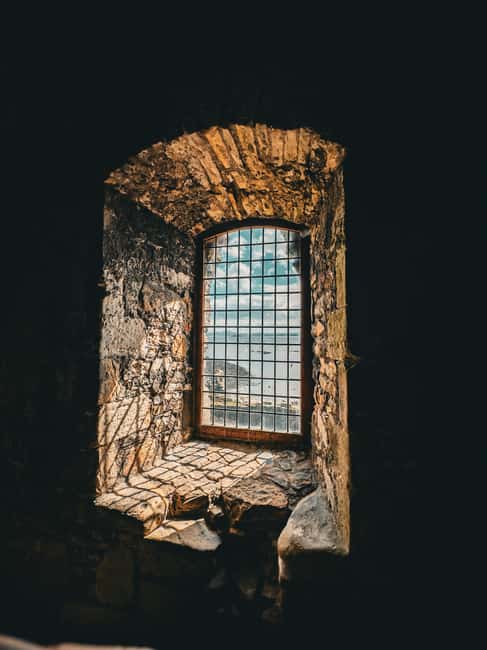 Boat trip and guided tour to Inchcolm Island - Train to South Queensferry: a short ride that sets the tone