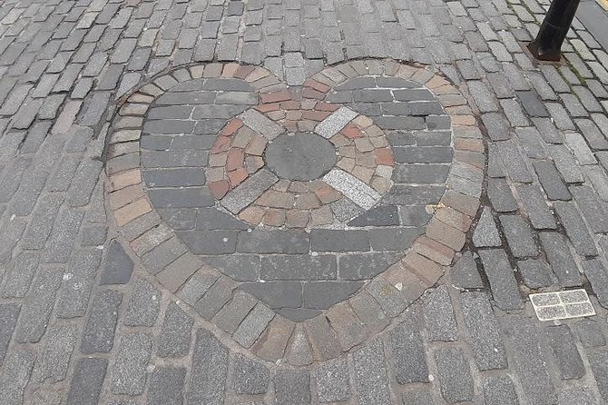 Curious Tales of the Royal Mile - Private Walking Tour - The route: Castlehill to Canongate Kirk in a story-holding loop