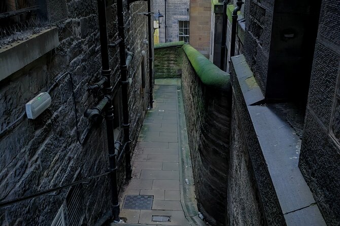 Dark History and Ghost Tour of Edinburgh - Advocate’s Close: When the Streets Get Tight