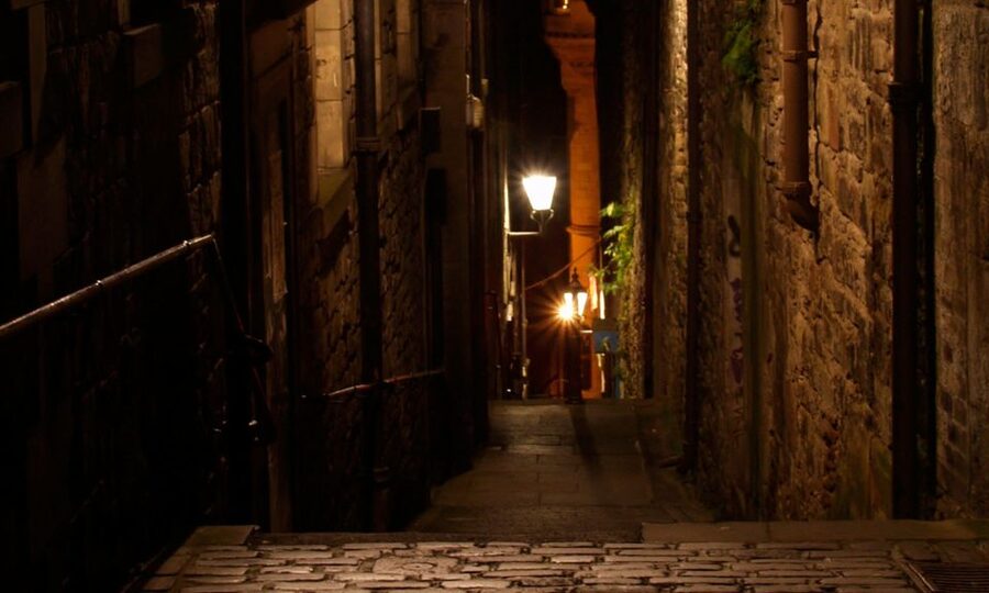 Edinburgh: 2-Hour Ghost Tour in Italian - St. Giles’ Cathedral to Mercat Cross: The Opening Chill