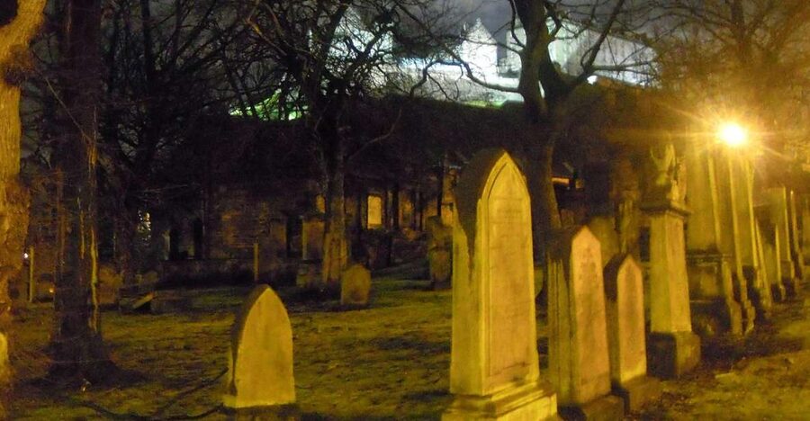 Edinburgh: 2-Hour Ghost Tour in Spanish - The cemetery stop: tombs, atmosphere, and David Hume
