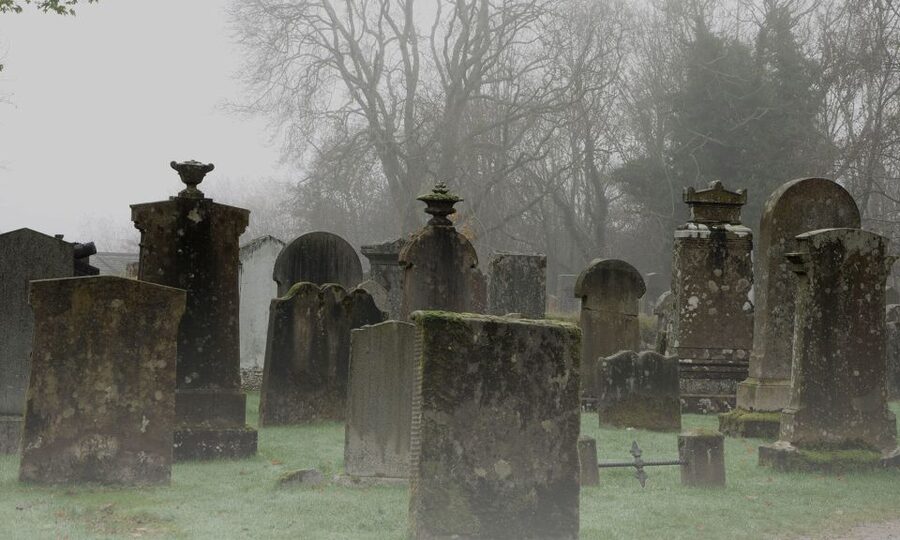 Edinburgh: 2-Hour Ghost Tour in Spanish - Old Town closes after dark: why the streets make the stories better