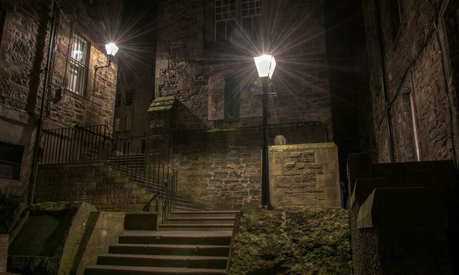 Edinburgh: 2-Hour Ghost Tour in Spanish - Witches, murderers, and ghosts: how the tour balances scary with credible
