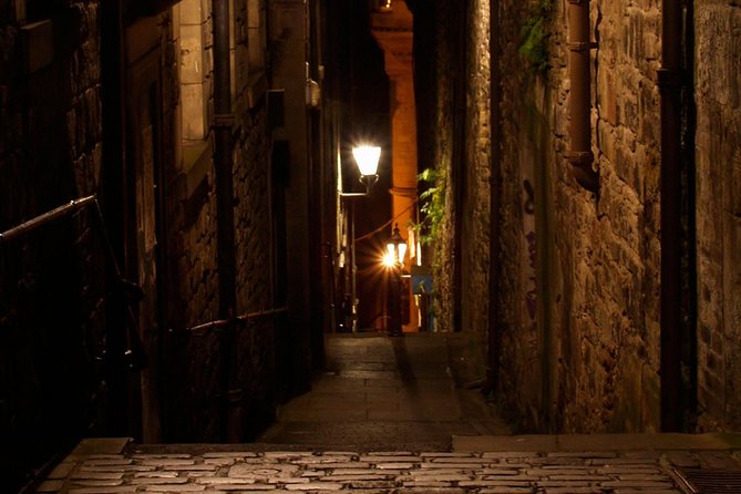 Edinburgh 2 Hour Nighttime Ghost Tour Italian Tour Guide - Old Town and the Real-World Feel of Edinburgh’s Hidden Closes