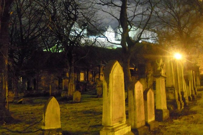 Edinburgh 2 Hour Nighttime Ghost Tour Italian Tour Guide - Edinburgh Castle Ghost Moment (No Castle Ticket Needed)