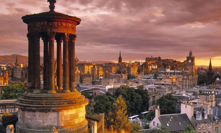 Edinburgh: 3-Hour Historical Walking Tour in Italian - Starting on the Royal Mile: where the story begins