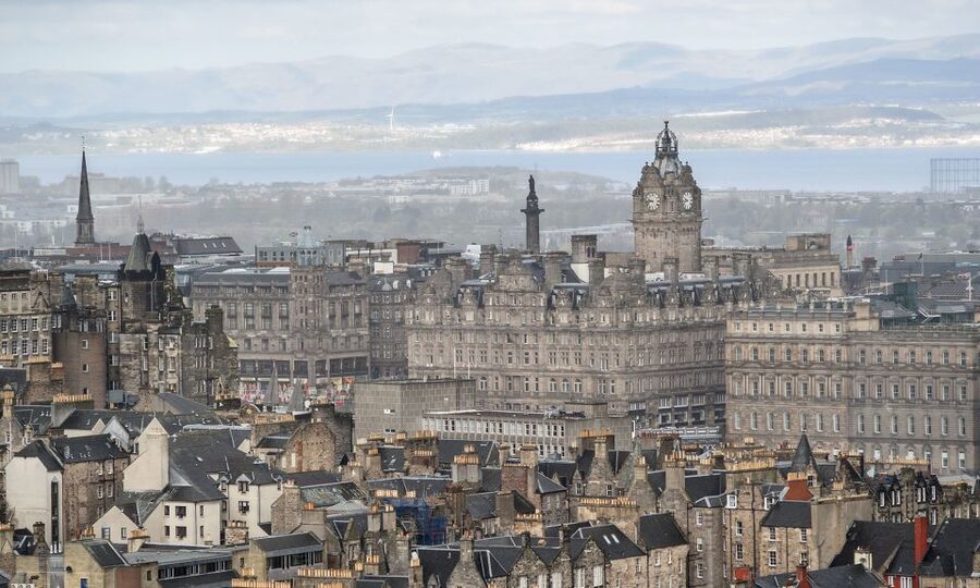 Edinburgh: 3-Hour Historical Walking Tour in Spanish - Trekking to the Mound: Old Town to New Town in One Step