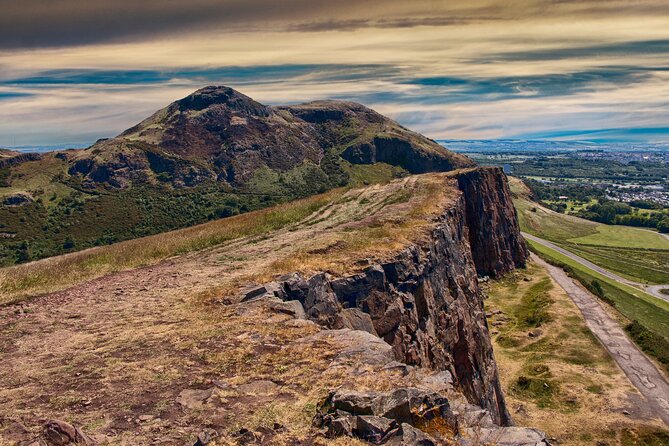 Edinburgh: Arthur's Seat Hike with Local Guide - Meeting point at Holyroodhouse: how to start smoothly