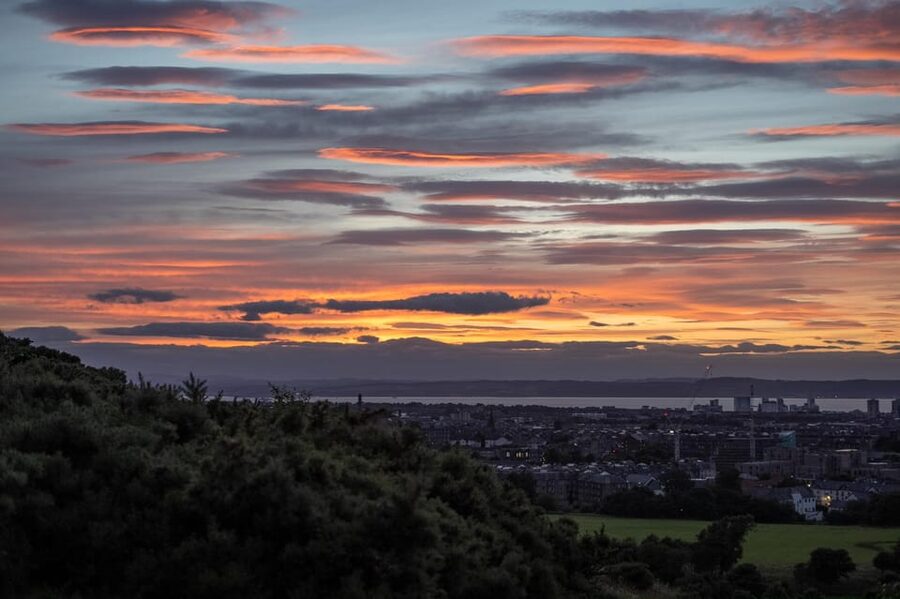 Edinburgh: Arthur's Seat Sunset Hike - Holyrood Park hiking: where the guide turns nature into a conversation
