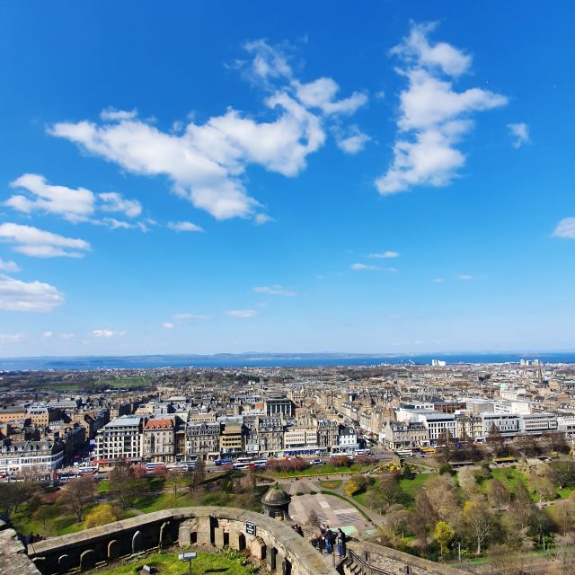 Edinburgh Castle: 120-Minute In-Depth Tour with Expert Guide - The Military Stops: One o’Clock Gun, Mons Meg, and War Museums