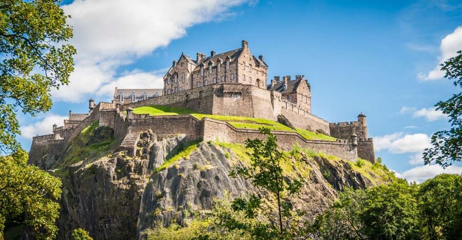 Edinburgh Castle: 120-Minute In-Depth Tour with Expert Guide - Castlehill and the Esplanade: Getting Oriented on the Walk In