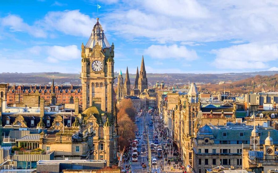 Edinburgh Castle: Express Guided Tour with Entry Ticket - The 45-minute highlights: Royal Palace, siege cannon, and the big visuals