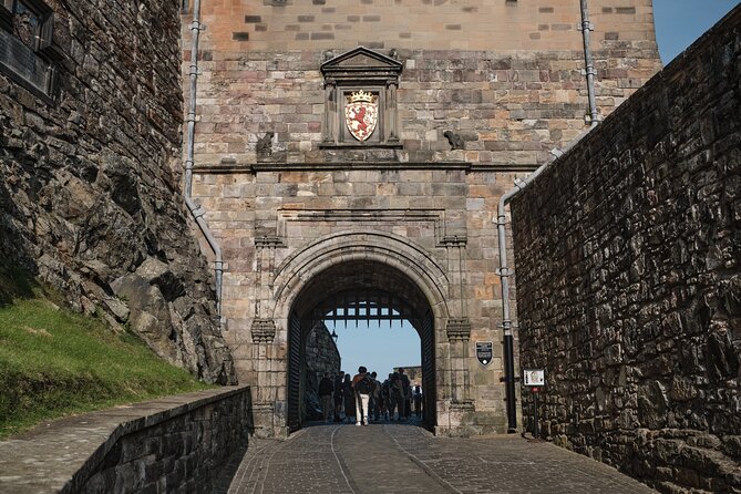 Edinburgh Castle Guided Walking Tour & Holyrood Palace Ticket - Two Monarch Stops in One Morning: The Big Idea