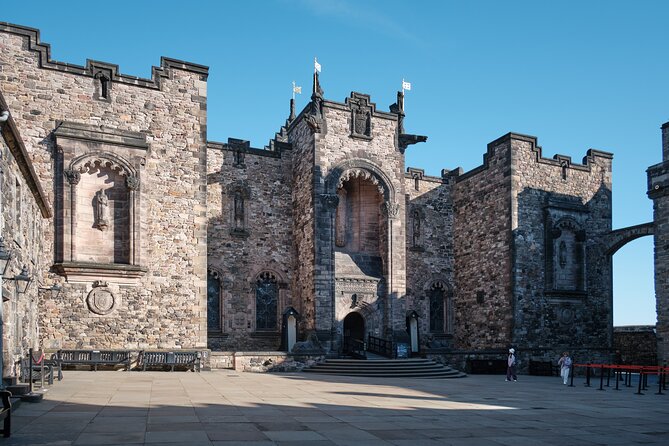 Edinburgh Castle Guided Walking Tour & Holyrood Palace Ticket - Meeting at Advocate’s Close: How the Day Flows
