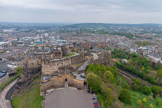 Edinburgh Castle: Guided Walking Tour with Entry Ticket - Where to meet: High Street, then right into the castle area