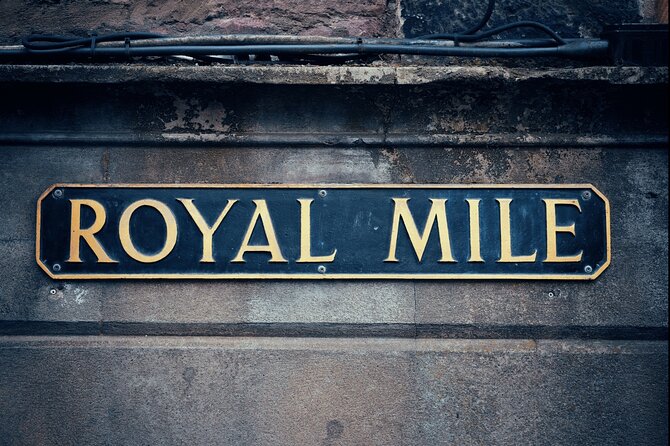 Edinburgh Castle & Old Town Small Group Guided Tour - The darker moments of the Old Town’s lively streets