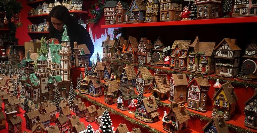 Edinburgh: Christmas Walking Tour with Gingerbread Treat - How the guide shapes the experience (including languages and pacing)