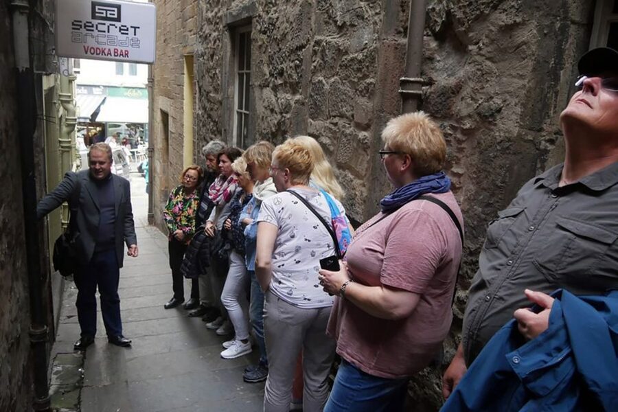 Edinburgh: City Highlights Private Guided Walking Tour - Finishing with city-square swagger: where the walk lands