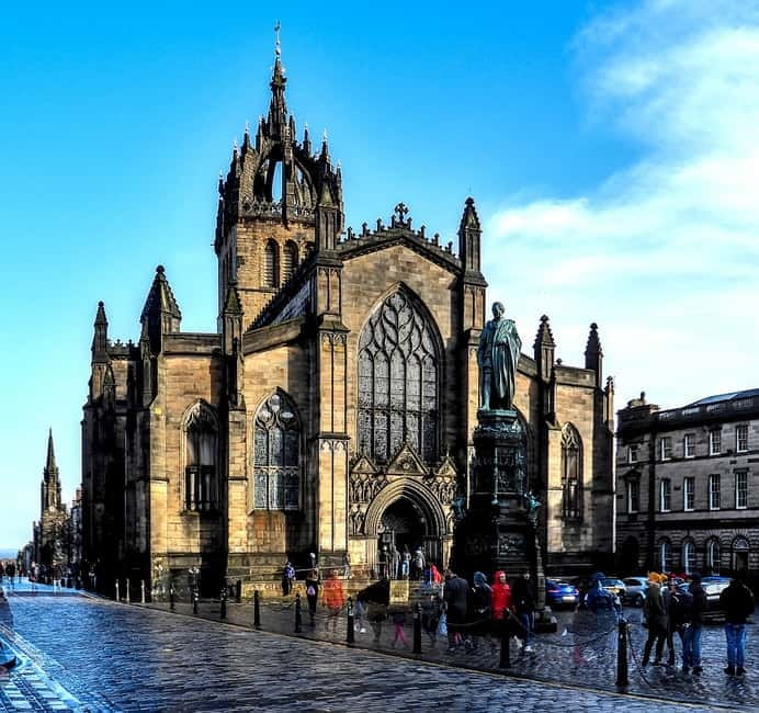 Edinburgh: Dark History Royal Mile Walking Tour - Royal Mile to the Canongate: the dark people behind famous streets