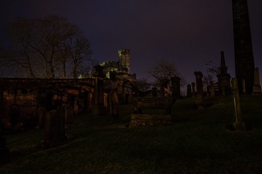 Edinburgh: Dark Secrets of the Old Town Ghost Walking Tour - How the guides keep 12-year-olds and adults hanging on