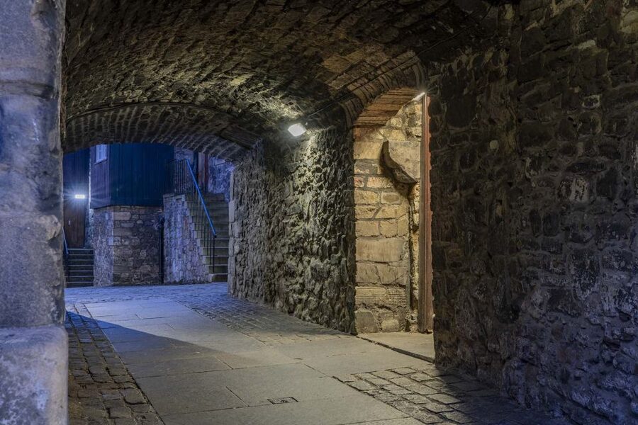Edinburgh: Dark Secrets of the Old Town Ghost Walking Tour - Walking comfort and what to pack for a cold Edinburgh night