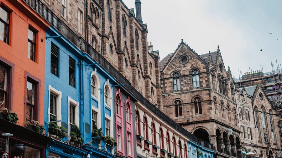 Edinburgh: Edinburgh Castle & Old Town Small Group Tour - Royal Mile basics: St Giles’ Cathedral, Mercat Cross, and the closes