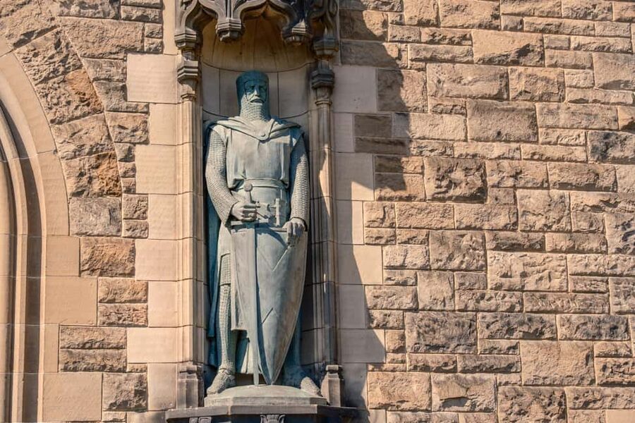 Edinburgh: Edinburgh Castle Tickets & Tour with Kilted Guide - Storytelling style: kings, queens, legends, and local humor