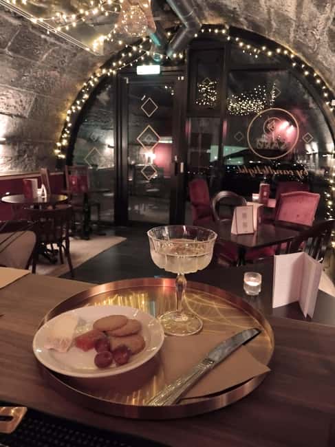 Edinburgh: English Wine and Scottish Cheese Tasting - Arrive at Arches East Market Street: the first two sparkling wines and cheese