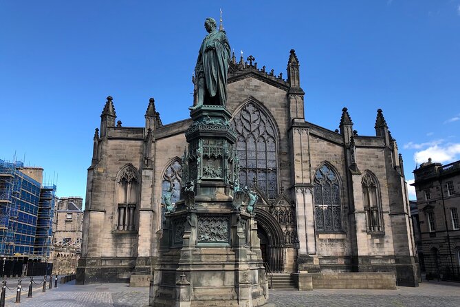 Edinburgh Experience By Car - Castle from the outside: fast context with great payoff