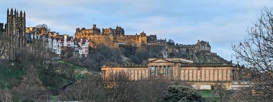 Edinburgh Express: Small-Group Walking Tour in French - Starting at Scott Monument: Why This Tour Opens at the Right Place