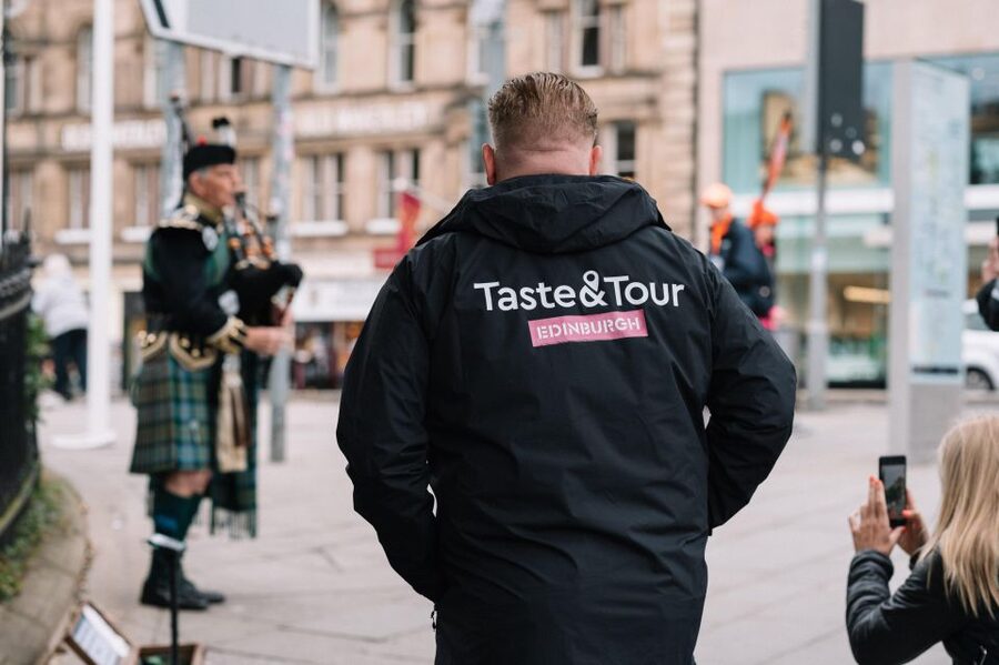 Edinburgh: Food Tour with drinks - Entering The Edinburgh Old Town: Starting at the Lyceum