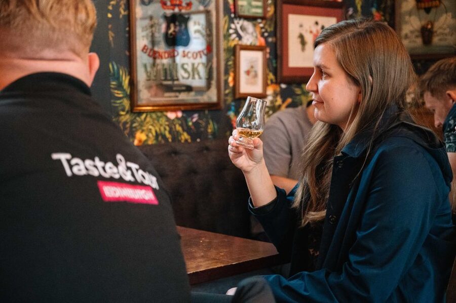 Edinburgh: Food Tour with drinks - Castle Shadow to Grassmarket: Where the Walking Gets Real (and the Story Clicks)