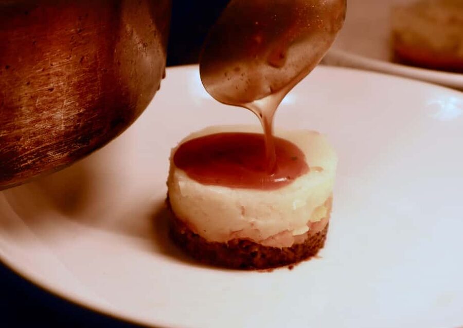 Edinburgh: Food Tour with Scotch, Haggis, Secret Dish & More - Finding the Guide Near St Giles Cathedral (and Why It Matters)