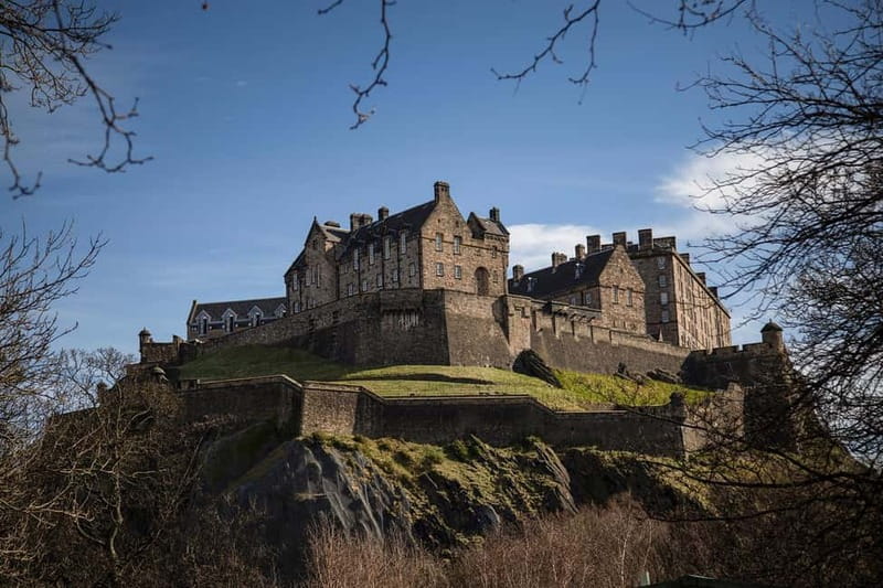 Edinburgh: Full-Day Walking Tour with Edinburgh Castle - Starting on Princes Street: finding the blue umbrella