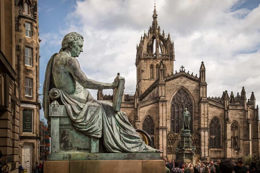 Edinburgh: Full-Day Walking Tour with Edinburgh Castle - Greyfriars Bobby and Greyfriars Kirkyard: the quieter side