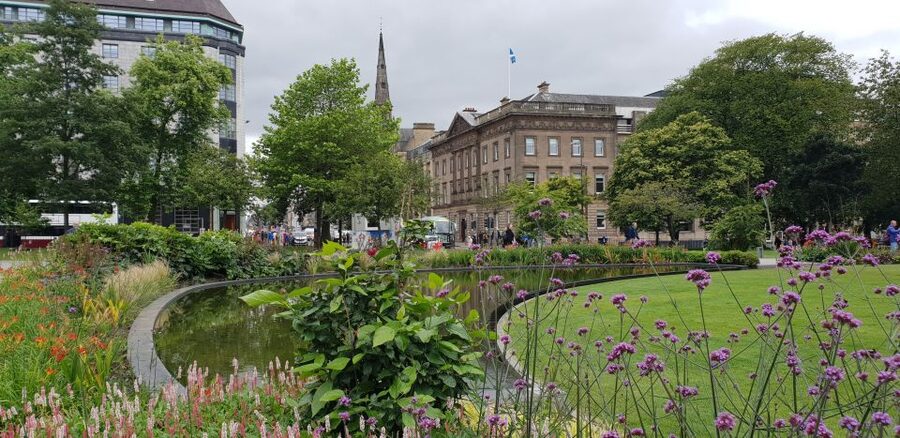 Edinburgh: Guided Tour in French - Getting to Grassmarket and starting the walk right