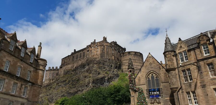 Edinburgh: Guided Tour in French - Old Town Proches: the tight streets that set the mood