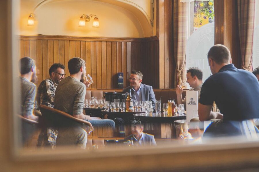 Edinburgh: Guided Whisky Tasting & Walking Tour - Learning whisky taste differences while you’re still moving