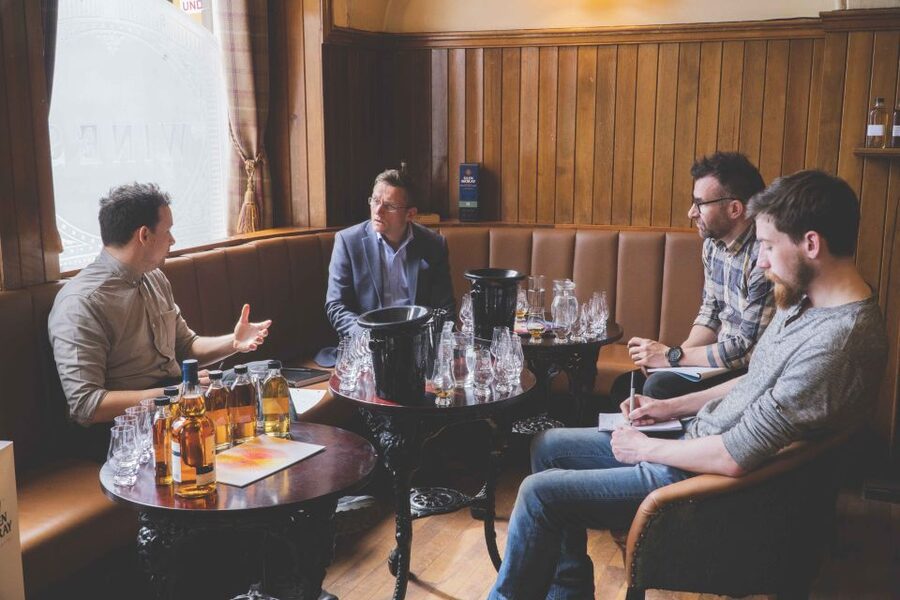 Edinburgh: Guided Whisky Tasting & Walking Tour - The Edinburgh streets you’ll see: royal burghs, garden squares, and medieval lanes