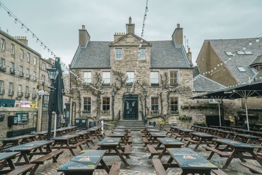 Edinburgh: Guided Whisky Tasting & Walking Tour - Old Town and New Town bars: how the tastings fit the route