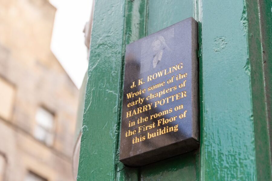 Edinburgh: Harry Potter Magical Guided Walking Tour - Golden handprints outside City Chambers