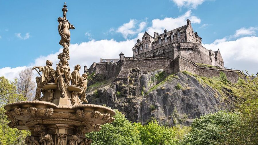Edinburgh: Harry Potter Tour with Entry to Edinburgh Castle - Starting on the Royal Mile at Tron Kirk Market