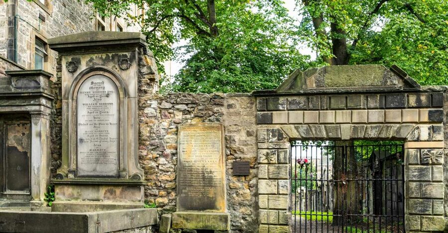 Edinburgh: Haunted Underground Vaults and Graveyard Tour - Key reasons this tour works
