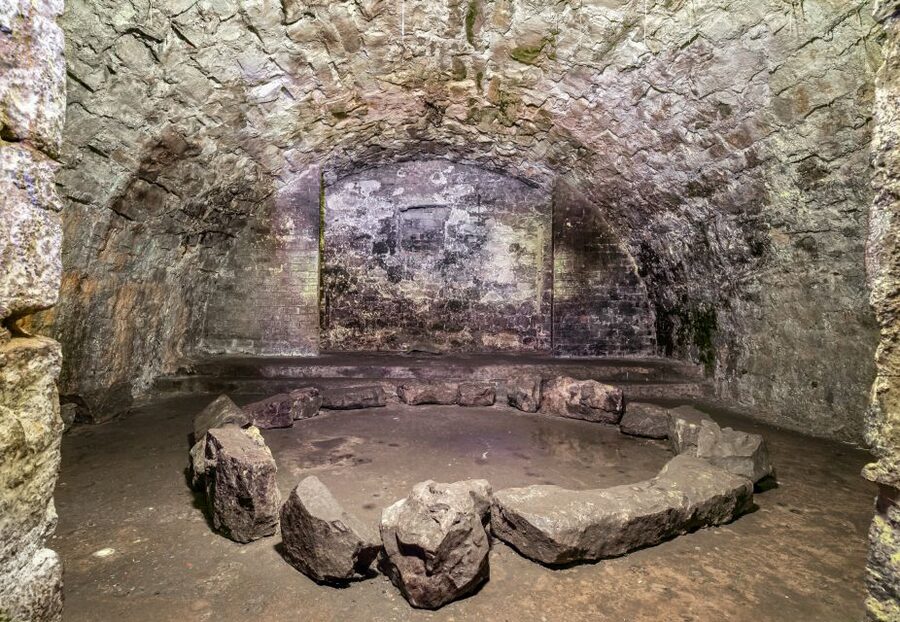 Edinburgh: Haunted Underground Vaults and Graveyard Tour - Greyfriars Kirkyard: Bobby’s legend, gothic tombs, and the feel of old Edinburgh