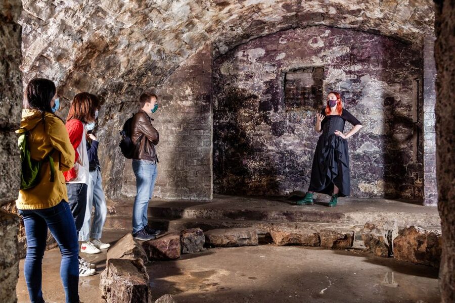 Edinburgh: Haunted Underground Vaults and Graveyard Tour - The haunting style: paranormal stories that stay coherent (and often funny)