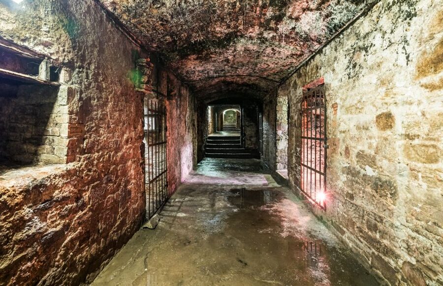 Edinburgh: Haunted Underground Vaults and Graveyard Tour - Who this tour suits best (and who should skip it)