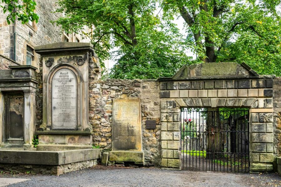 Edinburgh: Haunted Underground Vaults and Graveyard Tour - Finding the meeting point at 300 Lawnmarket (and not losing time)
